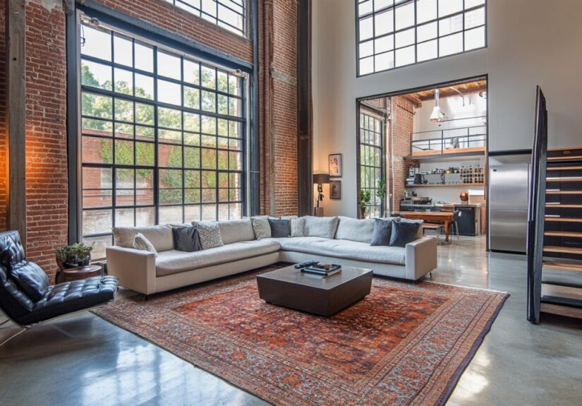 Vivre dans un entrepôt rénové : guide complet des défis techniques et administratifs